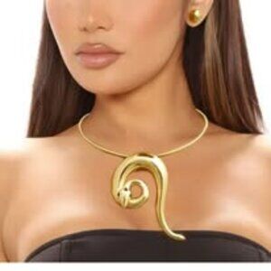 Statement Fashion Necklace in Gold Tone